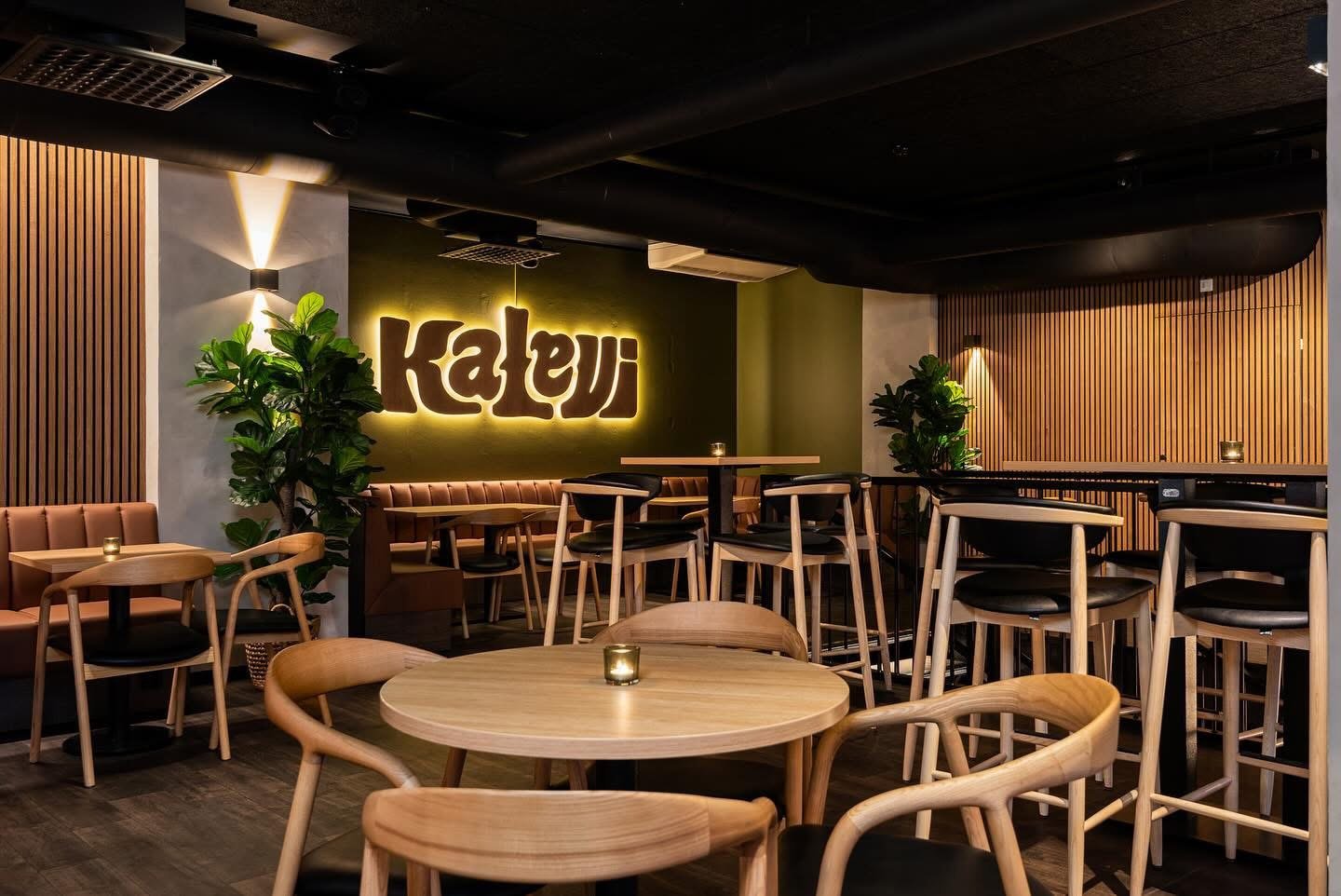 Kaleli Bar & Kitchen -ravintolan salin valaistus