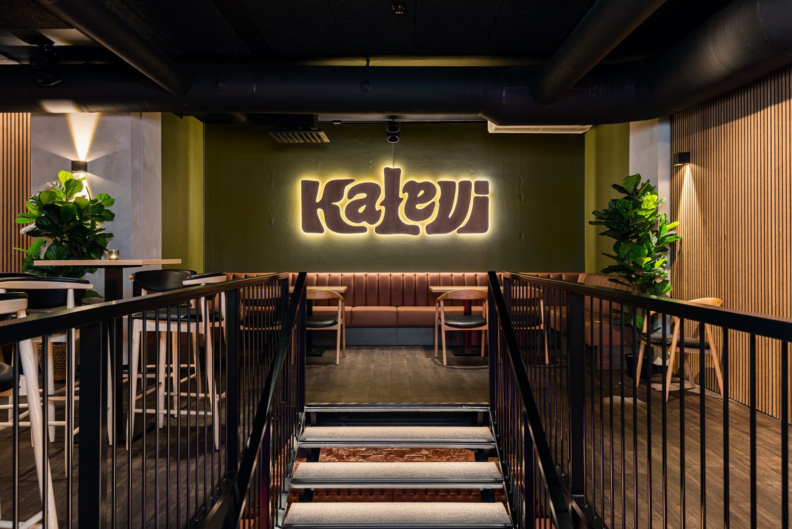 Kaleli Bar & Kitchen -ravintolan valaistu seinä ja logo