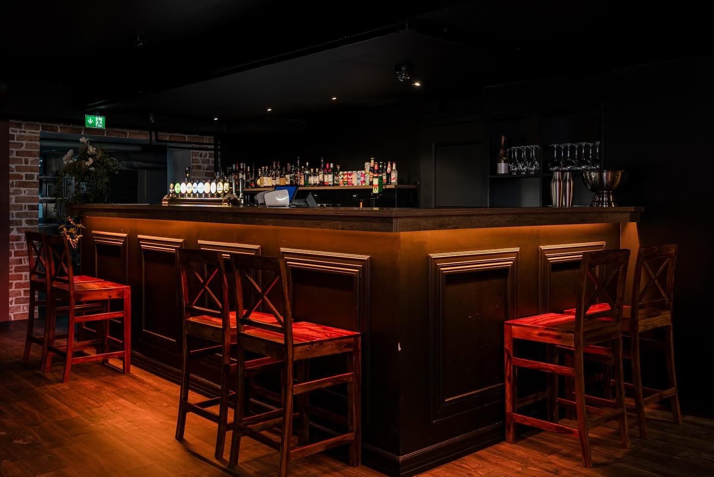 Kaleli Bar & Kitchen -ravintolan baaritiskin valaistus